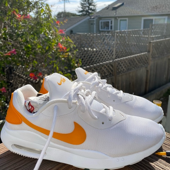 Nike Shoes - Nike air Max oketo size 9 US WOMENS